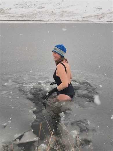 Outdoor Swim Club on Instagram: "So many of us have ice swimming goals that we intend on smashing, and @emmacmarshall has got to have the best one yet - doing it to impress the kids 😂💪✨ And were they? You bet! Who wouldn’t be impressed by their mum dunking in ice cold water in a frozen lake in a swimsuit in the middle of winter in Eryri, Wales? 🏴󠁧󠁢󠁷󠁬󠁳󠁿 Excellent work here Emma, thank you for sharing your ice swimming achievements with us 🩵 What a glorious snow filled place this is to e