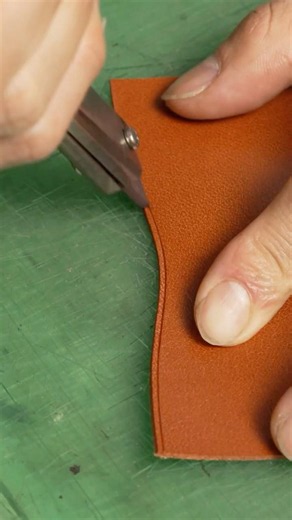 Making a Minimalist Leather Card Case / PDF Pattern #shorts #leathercraft