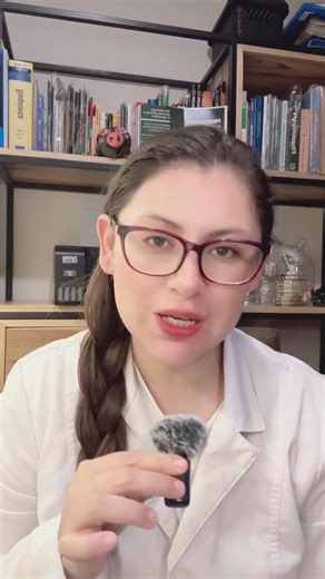 El humus de lombriz es mucho más que un abono: es un ecosistema microbiano vivo donde millones de bacterias, hongos y actinomicetos transforman los residuos en fertilidad real. En este video te explico qué ocurre dentro del tracto digestivo de la lombriz, cómo se forman los turrículos, qué microorganismos intervienen y por qué el humus tiene tanto poder para mejorar suelos, controlar patógenos y estimular el crecimiento radicular. Si trabajas con compostaje, lombricultura o bioinsumos, entender 