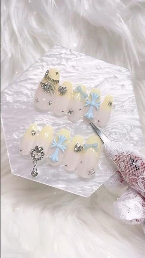 黄色のカラグラに水色のパーツのせるの可愛すぎる🩵 #ネイルチップ #オタクネイル #推しネイル #黄色 #クロムネイル #推し活 #オタク #キラキラネイル #ネイルデザイン #ネイルパーツ
