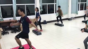 Step Aerobicคืออะไร ⁉️ Step Aerobic การออกกำลังกายบน STEP เป็นการนำอุปกรณ์ที่เรียกว่าแท่น Step Plate Form ซึ่งมีลักษณะคล้ายกับม้านั่ง โดนท่าเต้นจะใช้การก้าวขึ้นและลงจาก STEP เพื่อฝึกความแข็งแรงของต้นขาและสะโพก ช่วยเผาผลาญไขมันได้เป็นอย่างดีคะ 🔥ประโยชน์ที่ได้รับจากการออกกำลังกาย Step Aerobic 🔺 ประโยชน์ต่อระบบหัวใจและหลอดเลือด 🔺 เป็นการออกกำลังกายที่สนุกสนานและมีผลกระทบต่ำโดยมีผลลัพธ์ที่น่าอัศจรรย์ 🔺ช่วยเผาผลาญแคลอรี่เป็นจำนวนมาก 🔺เร่งกระบวนการลดน้ำหนักที่มีประสิทธิภาพ 🔺จะเพิ่มความยืดหยุ่นขอ