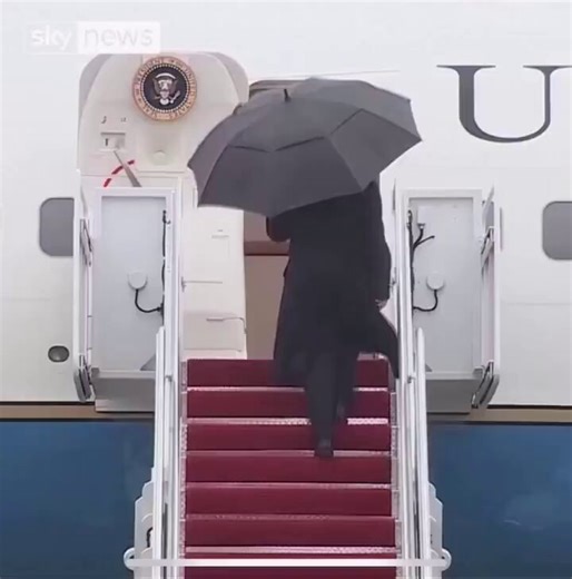 I thought it might be a generated video, so I asked the AI, and it replied that it wasn't generated. It also said that umbrellas often have trouble folding up.