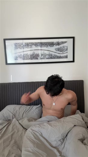 hangers are so awkward to pack #movingday #apartment #dayinlife