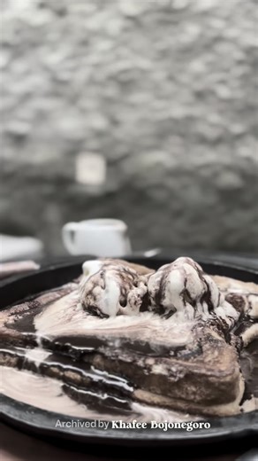 𝐊𝐡𝐚𝐟𝐞𝐞 𝐗 𝐊𝐡𝐚𝐟𝐞𝐞𝐥𝐨𝐠𝐲 - 𝐂𝐨𝐟𝐟𝐞𝐞 𝐚𝐧𝐝 𝐄𝐚𝐭𝐞𝐫𝐲 on Instagram: "Chocolate overload in every bite ✨ Roti panggang hangat, dengan lelehan cokelat , dan es krim creamy yang perlahan meleleh 🤎🍞🍨 Khafee X Khafeelogy 🌕 🌱Your favorite coffee shop in town 🌱Comfy, Homie, and Cozy Khafee 🌱Bojonegoro, East Java 🌱Information & Reservation 0821-4343-6456 #khafeebjn #khafee #khafeelogy #homie #cozy #comfy #coffeeshopbojonegoro #cafehitsbojonegoro #cafebojonegoro #gagaldietlagi #