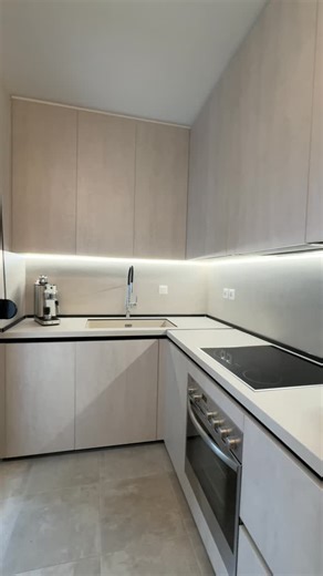 Βάσω Κουρουγεωργάκη on Instagram: "Ένα σύγχρονο διαμέρισμα που συνδυάζει άνεση, λειτουργικότητα και ποιότητα, στον Βόλο! • Διαμέρισμα 2 υπνοδωματίων • Νεόδμητη οικοδομή • Πλήρως επιπλωμένο • Εξοπλισμένο με πολύ ποιοτικά υλικά • Ηλεκτρικές συσκευές (πλυντήριο πιάτων, ψυγείο, φούρνος, εστίες, πλυντήριο ρούχων, στεγνωτήριο) • Ατομική θέρμανση φυσικού αερίου • Air condition σε όλους τους χώρους • Θερμομόνωση • Θωρακισμένη πόρτα • Διπλή θέση στάθμευσης • Σύστημα συναγερμού Αν ψάχνεις ένα σπίτι έτοιμο