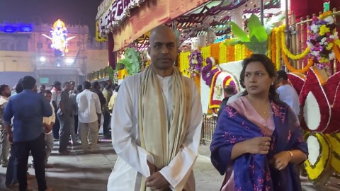 Indian Badminton Legend Pullela Gopichand Visits Tirupati Temple