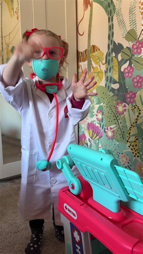 Lola's Medical Trolley Playset Unboxing and Review