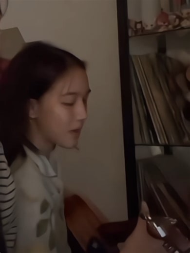 could you play your guitar again, pangjie🙏 @แป้งจี่ชอบกินเคบับ JieHoung heart🤍 #pangjie #pangjiewr #clairebell #foryou #fyp