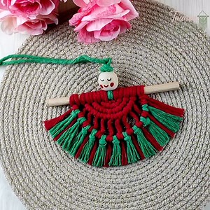 😇😇Macrame Angel Ornament | Handmade with Love😇😇 #MacrameAngel #DIYOrnament #HandmadeDecoration #MacrameArt #BohoDecor #ChristmasCrafts #FiberArt #MacrameLovers #CuteHandmade #RedGreenDecor | Tasarım craft & macrame