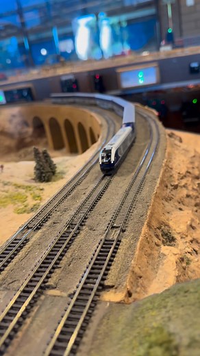 The Surfliner makes its way around the N trak layout. #amtrak #surfliner #surf #locomotives #passengertrain #nscale | Arizona N Scaler