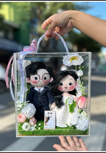 YUII luỵ dâu rể quá 🥰 tình bể bình luôn , dâu xinh rể đẹp #yuii #moclentheoyeucau #moclen #yuiihandmade #quatotnghiep #gift #happywedding #bupbecunhan #xuhuongtiktok #bupbetotnghiep #bupbetotnghiep #moclen #xuhuong #bupbecunhan