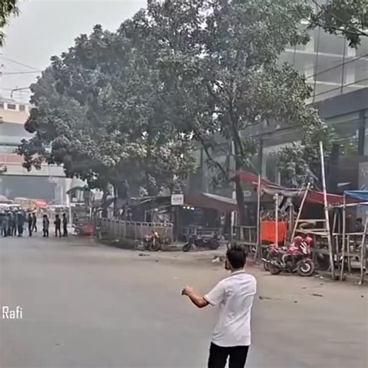 Rafsan Ahmed Rafi on Instagram: "গুলিস্তানের সস্তা আবু সাঈদ!😂"