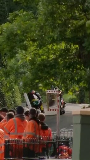 Michael Rutter getting a tow from Davey Todd into Ramsey | Isle of Man TT Races