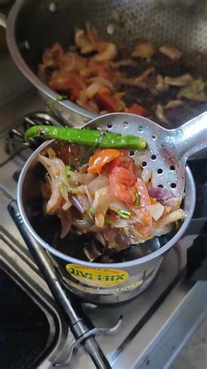 har Koi aata hai bolkar chala jata hai aap aise ho aap kaisi ho samajh mein nahin aata