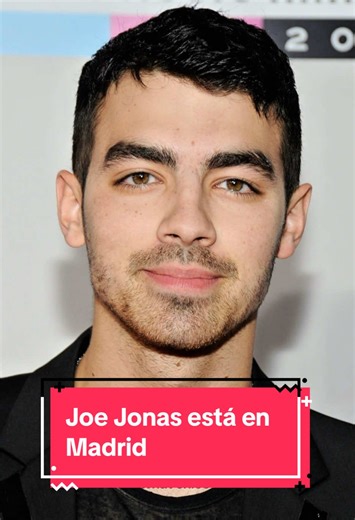 Joe Jonas está en Madrid, en el barrio de Malasaña este 15 de febrero, según un nuevo video en el que vemos al actor de Disney Channel con una amiga y su manager en el centro de la capital. El cantante de los Jonas Brothers ha firmado algunos autógrafos a sus fans por las calles. #JoeJonas #JonasBrothers #Malasaña #CampRock #shanegray