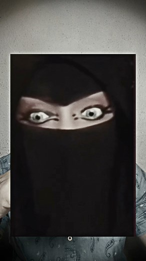 Le diable n’est pas ce que tu crois… 🎥 Le vrai visage du diable 😈 Cette scène en direct a choqué tout le monde. Une femme danse, la musique s’arrête… sa voix change, et quand le jeune homme met le Coran à la place, tout bascule. Le diable n’a pas des cornes ni une queue. Il est beau, séduisant, rusé — et c’est pour ça qu’il trompe si bien. Ce que tu vas voir ici te fera réfléchir sur la vraie nature du mal. 🔹 Reste vigilant. 🔹 Garde ton cœur pur. 🔹 Ne te fie jamais aux apparences. | Moe L'e