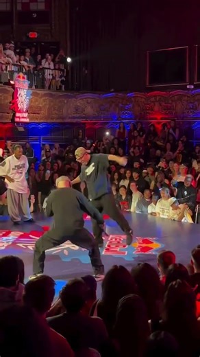 He caught the crowd off guard 👟🔥#memphisjookin #redbulldanceyourstyle #dance