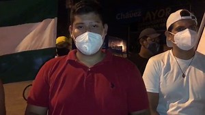 El paro cívico convocado por la Unión Juvenil Cruceñista comenzó a la medianoche de este viernes. Un grupo de jóvenes del barrio El Trompillo, así como en otros puntos de la ciudad, se sumó a la protesta tomando la rotonda de la Madre India. Reporta: Silvana Vincenti | EL DEBER