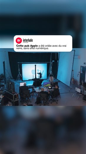 interlude on Instagram: "📽️ Pour dévoiler sa nouvelle identité visuelle, Apple TV a imaginé un générique coloré entièrement tourné en studio, sans CGI. Les formes et les reflets que l’on voit à l’écran proviennent de panneaux de verre réels, filmés sous différents jeux de lumière. 👉 Abonne toi à @interlude"