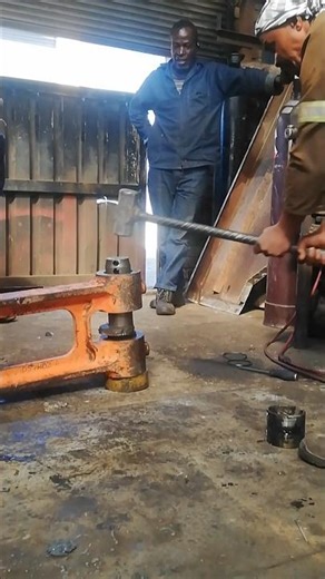 HOW TO AIM AND DROP HEAVY MANUAL HAMMER IN REPAIRING EXCAVATOR'S END BOSS IN MANUFACTURING SHOP