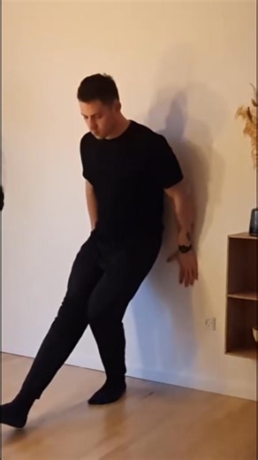 3 simple øvelser du kan lave derhjemme mod knæsmerter🦵🔥 1) Tibialis løft - Stil dig op ad en væg med fødderne ca. én fod fra væggen - Løft tæerne op mod dig selv, så du står på hælene - Kør 2 runder til udtrætning (det skal brænde på forsiden af skinnebenene) - Hvis du laver mere end 25 reps → flyt fødderne længere væk eller lav øvelsen på ét ben - Pause: 60 sek. 2) Soleus løft - Hold fast i væg/stol for balance - Bøj let i knæene og løft dig op på tæerne - Kør 2 runder til udtrætning (brænder