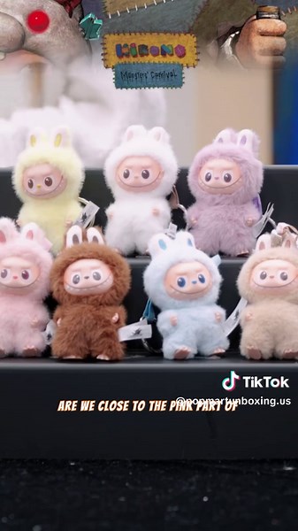 Unboxing THE MONSTER Pin: Love Series Vinyl Plush Pendant