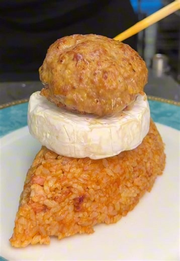 ふわとろカマンベールバターオムライス🍳 3/2ニューオープンの日本一オムライスが有名なこちらのお店では、アツアツのチキンライスにハンバーグとカマンベールチーズを重ねて、表皮の綺麗すぎるオムレツを乗せた美しいオムライスが食べられる🍅🍳🍚 コクのあるデミトマトソースと、完璧な火入れのオムレツが最高だった👍 📍さん太 犬山城下町店/ 犬山 ￥1500～/人 ⏰営業時間：10:00〜17:00 💤定休日：火曜日、水曜日 🏠住所：〒484-0085 愛知県犬山市犬山西古券21-2 #東京グルメ #愛知グルメ #tiktokfood