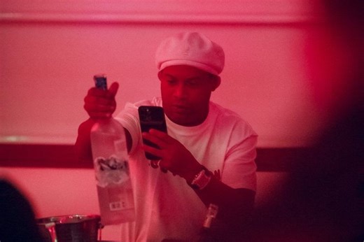 Ronaldinho parties in Belgrade: Surrounded by beauties wearing jerseys, he opened 12 bottles of champagne