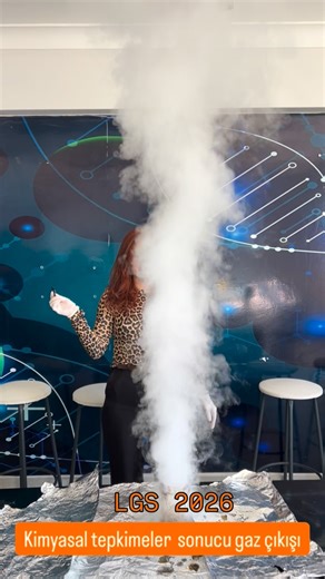 Ayşenur Hoca | ☢️Kullanılan malzemeler ☢️ Potasyum permanganat Hidrojen Peroksit Bu etkileşim sırasında: Hidrojen peroksit parçalanır. İçindeki oksijen... | Instagram