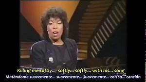 47K views · 2.9K reactions | «Killing Me Softly with His Song» (en español: «Matándome suavemente con su canción») es una canción compuesta en el año 1971 por Charles Fox y Norman Gimbel. La primera versión de este tema fue la que hizo la propia Lieberman, en el mismo año en que fue compuesta. Sin embargo, dos años después, Roberta Flack interpretaría una nueva versión que la convertiría en un gran éxito, gracias a la cual ganaría tres Grammy. | Baúl del Tiempo | Facebook