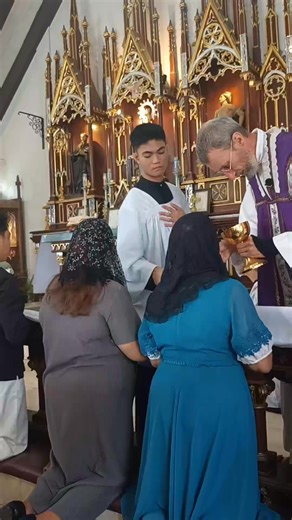 Holy Communion Traditional Latin Mass | Catholic Tradition & Evangelization