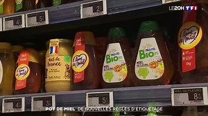 🍯🐝 Pot de miel : de nouvelles règles d'étiquetage bientôt obligatoires pour mieux s'y retrouver Nous avons eu beau chercher, y goûter, il n'y a aucun moyen de savoir d'où vient le pot miel, si ce n'est une inscription ressemblant à des noms de pays. Il y a pas moins de cinq pays différents dans ce pot et aucune autre information. Jusqu'à présent, la loi n'imposait pas aux miels importés d'afficher leur composition sur l'étiquette. "Ça peut être un mélange de miel, parfois avec des ajouts de ma