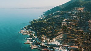 2.4K views · 72 reactions | Aty ku fillon Joni. Ndryshimi i menjëhershëm i bregdetit në këtë pikë, shfaqja e papritur e nuancave të blusë dhe të gjelbrës në ujërat e detit të Radhimës të bën ta ndalësh makinën në të parin plazh. Frekuentimi gjithnjë e më i madh i kësaj zone, ka sjellë biznese të shumta dhe së fundmi edhe investime shumë luksoze në Radhimë. Video : GOGLA | Vlora | Facebook