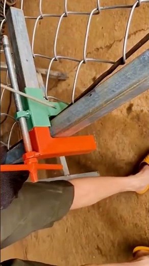 ​A clever jig for welding metal bars together.