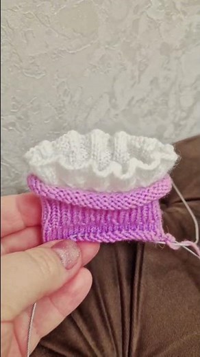 Ciorapi tricotati cu volane.