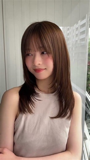 顔まわりにレイヤーカットでストレートヘアでもかわいく✨ミディアムヘアは長さのバランスが大事✨⁡#レイヤーカット
