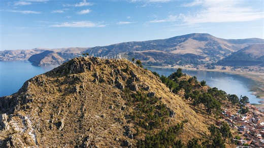 Ένας λόφος ανάμεσα σε λίμνη και βουνά