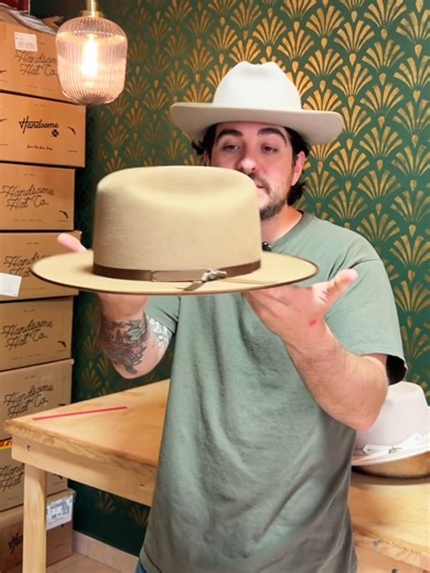 Siempre nos preguntan: ¿cuál es el sombrero ideal para empezar? ¿Cuál es el más fácil de usar si quieres comenzar a llevar sombreros? Aquí te dejamos dos opciones que, a nuestro parecer, se pueden combinar muy fácil con casi cualquier estilo. #Hats #CustomHats #HandmadeHat #Sombrero #tattonhatco