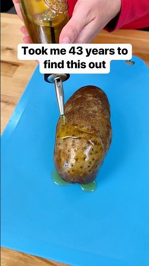 Quick and easy way to cook potatoes in the microwave 🥔 #potato #potatoes #microwave