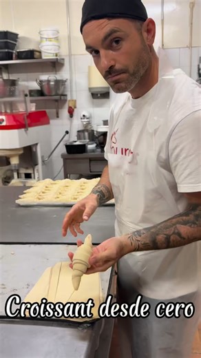 ✨ Así se crea un croissant desde cero ✨ Harina, mantequilla y mucha técnica… pero sobre todo pasión 🧡 Cada pliegue, cada golpe de rodillo y cada minuto de fermentación cuentan para que el resultado sea perfecto. En Pastelerías El Valle creemos que un buen croissant no se hace con prisas, sino con dedicación y oficio. Y hoy te enseño un pedacito de nuestro proceso, tal y como lo vivimos cada madrugada. 🥐✨ . . . . #croissant #croissants #reciénhecho #viral #fyp #foodie #foodlover #bakerylove #pa