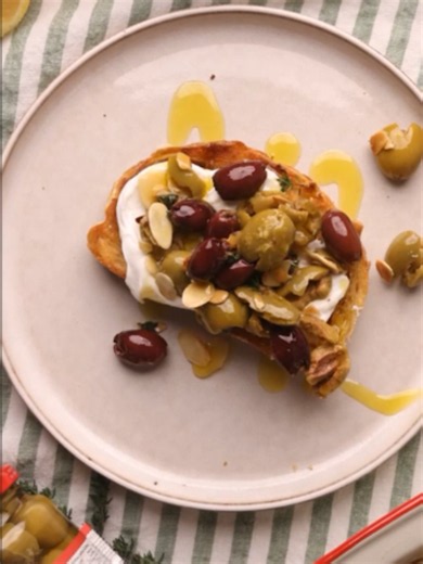 Olive toasts, ready in a blink 🫒 #easyrecipes #olivetoast #toast