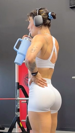 Kelly Matthews on Instagram: "FULL PROGRAM IN BIO Wearing @oneractive Timeless and Lounge (drops Thursday 6/29!) #glutes #gluteworkout #quadtraining #legday #gymmotivation"