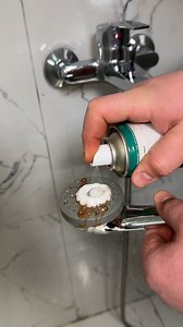 Clean Rust from a Shower Using Vinegar #lifehacks #lifehack #diy #diyfix #quickfix #quicksolution | Best Athlete Performance