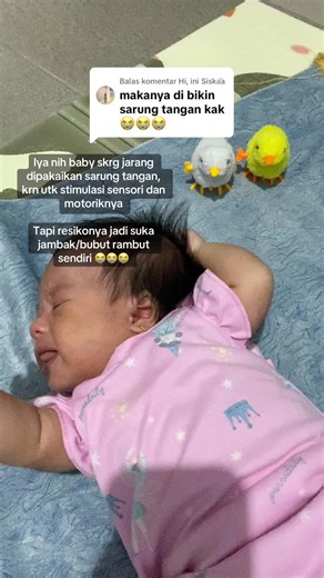 Membalas @Hi, ini Siska֟a iya pas baby yg skrg jarang dipakaikan sarung tangan krn belajar parenting zaman gen beta ini, infonya gak wajib pakai sarung tangan karena untuk stimulasi sensori dan motoriknya agar optimal. Cuma resikonya emang jadi suka jambak/bubut rambut sendiri.. 😭😭😭 #baby #babygirl #newborn #videolucu
