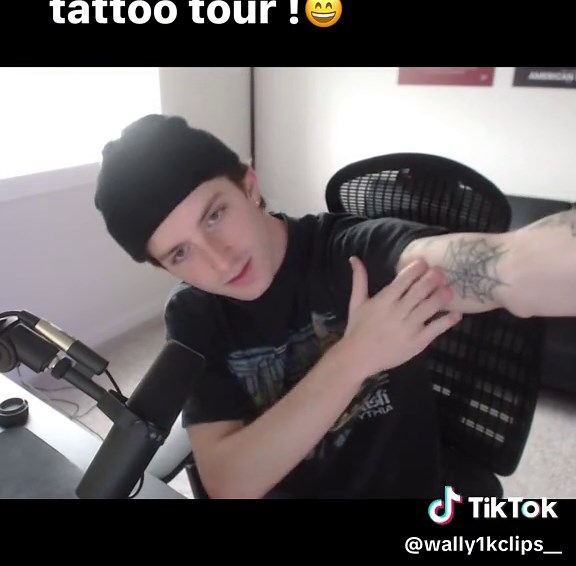 Wallys tattoo tour #wally1k #wally1krust #rust #rustclips #rusttok #rustgame #foryou #foruyou