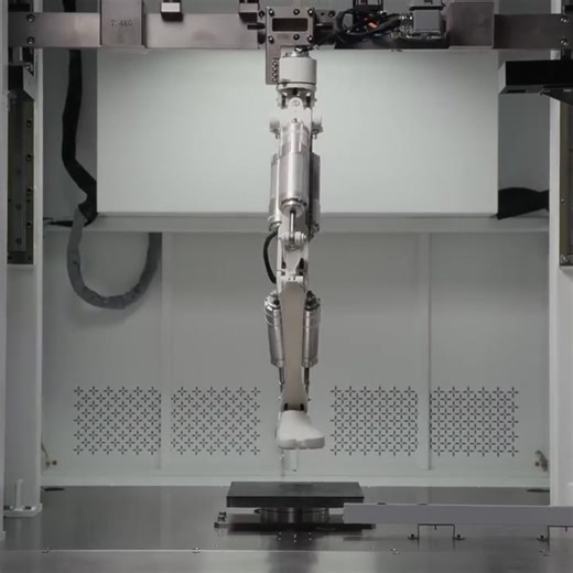 新しいエピソードをアップしました！新しいエピソードをアップしました！XPENGが次世代ヒューマノイドロボット「IRON」を公開しました。あまりにもしなやかに歩く姿から、ロボットの中身が人間なのではと疑われないよう、ステージ上でスタッフが脚の部分の布を切り裂いて内部の構造を披露する場面もありました。今週のトピックはBlobfish予防、重力と生理、ジャレッド復活、しなやかロボット、など。聴いてね！ 【このエピソードを聴く（無料）】 https://podcasts.apple.com/jp/podcast/686-バイリンガルニュース-11-13-25/id653415937?i=1000736536570 【文字起こしのテキスト】 iOS: https://goo.gl/T1T3ua Android: https://goo.gl/rrPKGL Mac: https://goo.gl/6pT6vq -Michael & Mami | バイリンガルニュース ・ Bilingual News