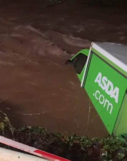 🚨 | The moment an Asda van ended up in a ford in Shropshire and then stuck against a bridge. Shopping literally going down the river…. 📸 | Cleobury Mortimer Fire Station #YourHerefordshire | Your Herefordshire