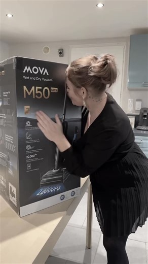 Jeremlaura_ on Instagram: "MOVA M10 : Se couche à 180° pour passer sous les meubles, plus agile qu’un balai classique ! V M50 Ultra : Une technologie inédite avec manche télescopique pliable, brosse haute vitesse et auto-nettoyage à chaud. Un véritable SPA pour vos sols • Offre Spéciale : Le MOVA M50 Ultra à seulement 399€ et le M10 à seulement 219€. • Cliquez sur le lien en Bio pour commander votre champion du nettoyage"