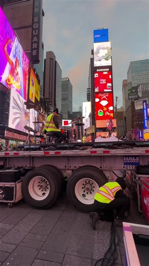 “5 Seconds of Summer” Stage Setup in Times Square 🎤🔥 I caught a quick look at the stage setup for 5 Seconds of Summer in Times Square. NYC is always full of surprises — you never know what you’ll walk into. Grabé un momento del montaje del escenario para 5 Seconds of Summer en Times Square. Nueva York siempre está llena de sorpresas—nunca sabes con qué te vas a encontrar. #5SOS #5SecondsOfSummer #TimesSquare #NYC #NewYorkCity #ConcertSetup #NYCEvents #BehindTheScenes #NYCShorts #WalkingNYC #Ci