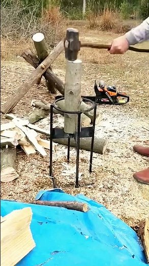 Firewood splitting process with a practical tool